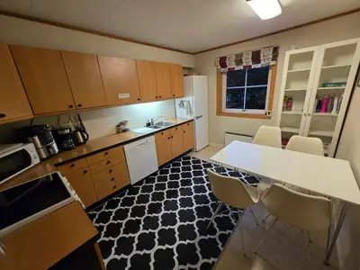 a kitchen with a black and white pattern on the floor at Rom 6 sentralt i Sogndal in Sogndal
