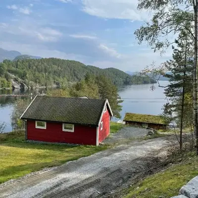 Hytte ved sjøen med båtutleige