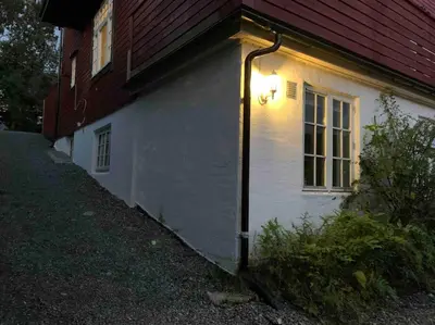 a street light on the side of a house at Moderne og fullt utstyrt 3-rom hageleilighet sentrum nær in Bergen