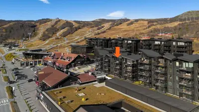 an overhead view of a city with buildings and a mountain at Riddertunets toppleilighet in Beitostøl