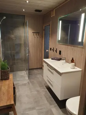 a bathroom with a toilet and a sink and a shower at NEUE Fjellhytte in Etnedal