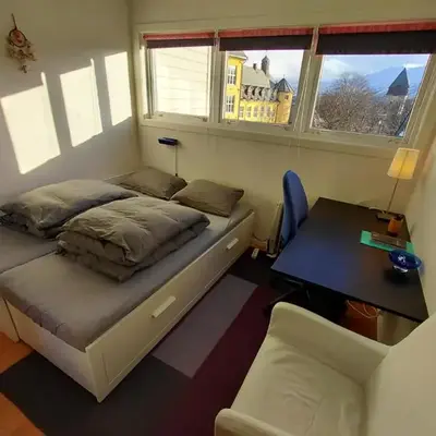 Private room in central homestay apartment with sea view
