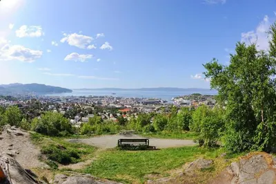 a park bench sitting on top of a hill at Leilighet i herskapelig villa in Trondheim