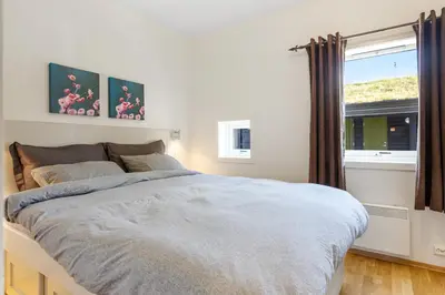 a bedroom with a large bed and a window at Nydelig utsikt, ski in out, 3 soverom in Aurdal