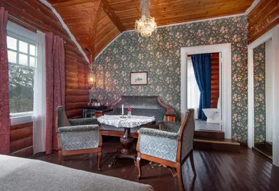 a dining room with a table and chairs at Jervell 1 Bnb in Ålesund