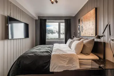 a bedroom with a large bed and a window at Ledig vinterferien er en stor ski in out leilighet med panoramautsikt over Hemsedal in Hemsedal