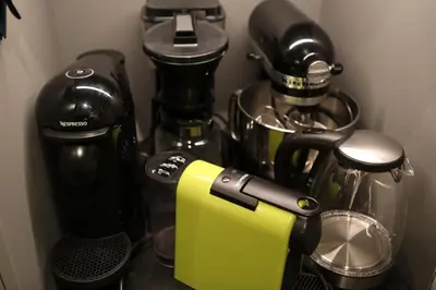 a kitchen counter with a coffee maker and other appliances at Ledig vinterferien er en stor ski in out leilighet med panoramautsikt over Hemsedal in Hemsedal