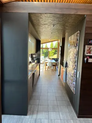 a kitchen with a hallway leading to a dining room at Moderne hytte Sjusjøen in Sjusjøen