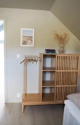 a room with a book shelf with books at Måløy Fjordbuer moderne og luksuriøse med havutsikt in Måløy