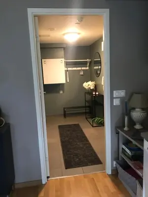 a hallway with a door leading into a room at Ski VM i Trondheim 2025 in Trondheim