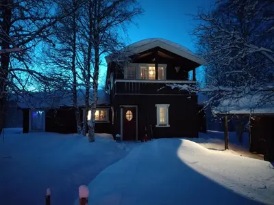 a house in the snow at night at Hessdalen hytte in Vårhus