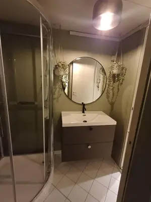 a bathroom with a sink and a mirror at Ytre Markveien 37 in Bergen