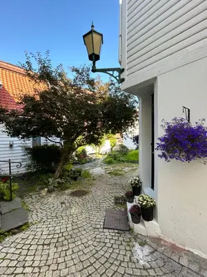 a brick courtyard with a street light next to a building at Ytre Markveien 37 in Bergen