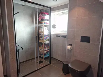 a bathroom with a shower with a glass shower stall at Ski VM 2025 Hus 20 min til Granåsen og trdh in Melhus