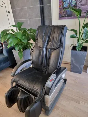 a leather reclining chair in a living room at Room In Handsome Haven House in Gjøvik