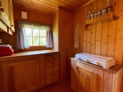 a kitchen with wooden cabinets and a window in a cabin at Granbu by Norgesbooking - cozy cabin at Golsfjellet in Ulnes