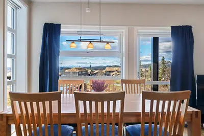 a dining room with a table and chairs and a window at Naturopplevelser året rundt i Valdres Ski in out Panoramautsikt in Aurdal