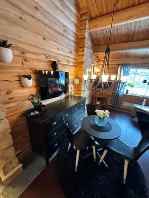 a dining room with a table and a television in a cabin at Hytte Oppdal Så Klart in Oppdal
