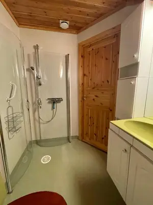 a bathroom with a shower with a glass door at Seaside 3-bedroom Holiday home in Balestrand