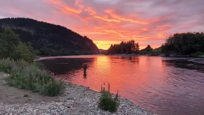 a view of a river at sunset at Stort hus med 2 leiligheter til leie på Lundamo, Perfekt for større grupper! in Melhus