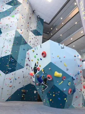 a room with a large rock wall with climbing equipment at Ski-in ski-out - Hemsedal Fjellandsbyen in Hemsedal