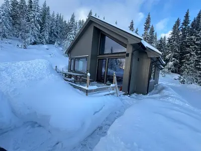 a cabin in the snow with a pile of snow at Ny moderne hytte i Aust-Torpa in Aust-Torpa