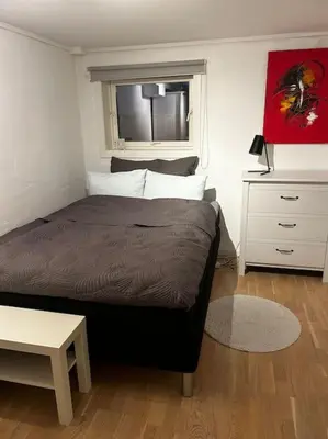 a small bedroom with a bed and a window at Trondheim sentrum, Lade - Nyhavna, gratis parkering in Trondheim