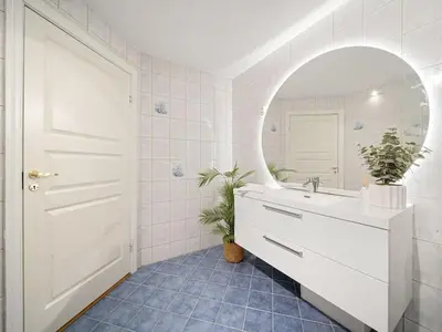 a bathroom with a white sink and a mirror at Stor leilighet i Bergen sentrum! in Bergen
