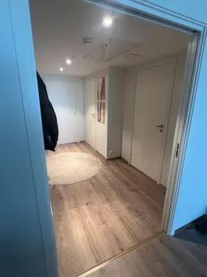an empty room with a hallway with a hard wood floor at SKI VM - Trondheim 2025 in Heimdal