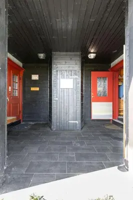 an empty hallway with a door in a building at Leilighet sentralt i Trysil in Hovi