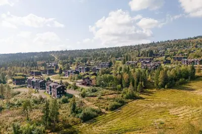 an aerial view of a village in a forest at Leilighet sentralt i Trysil in Hovi