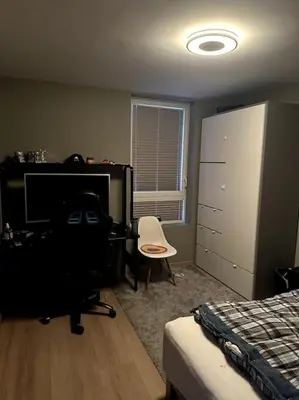 a bedroom with a desk and a bed and a chair at Enebolig Trondheim, familievennlig, nytt 2023 in Trondheim