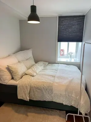 a bedroom with a bed with a window and a windowneau at Leilighet - midt i sentrum! in Bergen