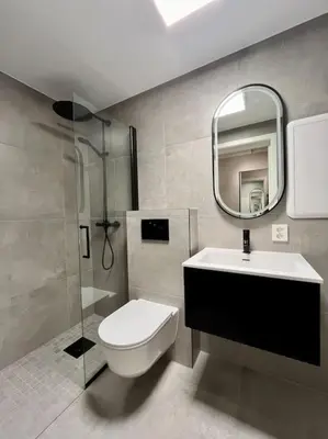 a bathroom with a toilet and a sink and a mirror at Leilighet - midt i sentrum! in Bergen