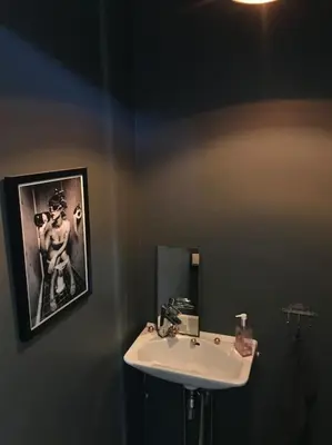 a bathroom with a sink and a picture of a man at Rekkehus til leie for ski-VM 2025! I nærheten av VM-arenaen! in Trondheim
