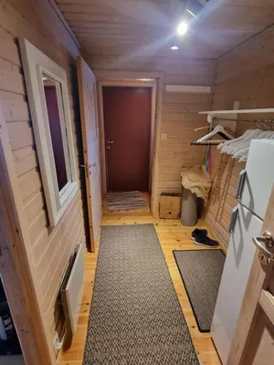 a small room with a bed and a hallway at Koselig hytte sentralt på Norefjell, ski in & out in Surteberg