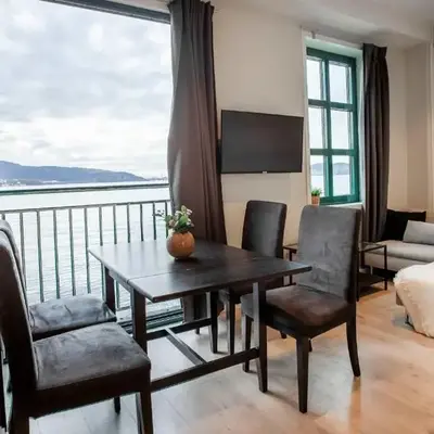 Beautiful Harbour Apartment With French Balcony