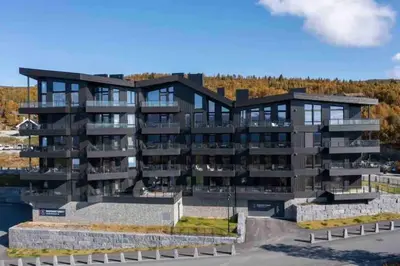 an apartment building with a lot of windows at Riddertunets utsikt til Mugnetind in Beitostøl