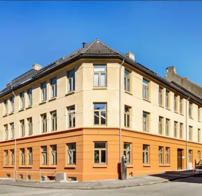 a large building on the corner of a street at Sentral og koselig leilighet i Trondheim in Trondheim