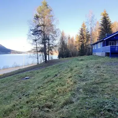 Koselig blått hus - utsikt Losna