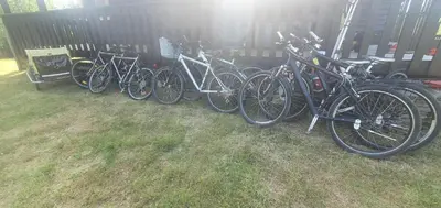 a row of bikes parked next to a fence at Koselig feriehus med jacuzzi i Nordre Osen, kun 40 minutter fra Trysil skianlegg in Åmot