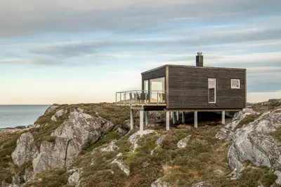 a house on the edge of a cliff at Runde Panorama - Castillo in Terøy