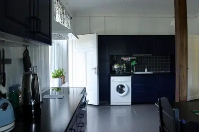 a kitchen with a washing machine and a washer at Sjarmerende hus i sentrum in Elverum