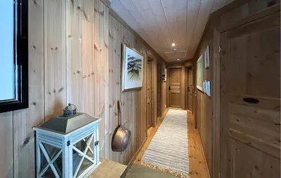 a hallway with wooden walls and a wooden door at Fantastisk Hytte På Lenningen in Etnedal