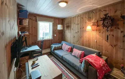 a living room with a couch and a table at Fantastisk Hytte På Lenningen in Etnedal