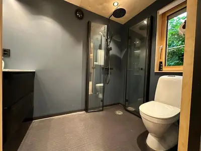 a bathroom with a toilet and a shower at Mikrohus i byen - Tinyhouse Hamar city in Hamar