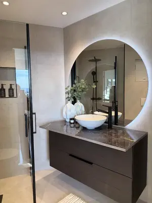a bathroom with a bowl sink and a mirror at 3-roms leilighet i hjertet av Sandviken in Bergen