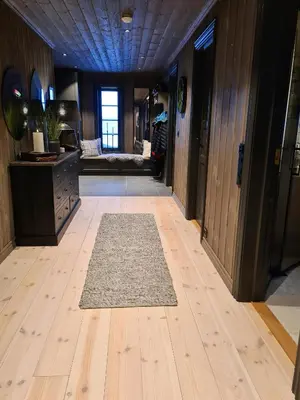 a hallway with a rug on a hard wood floor at Modern Cabin With Ski Inout In Great Area in Brunstad
