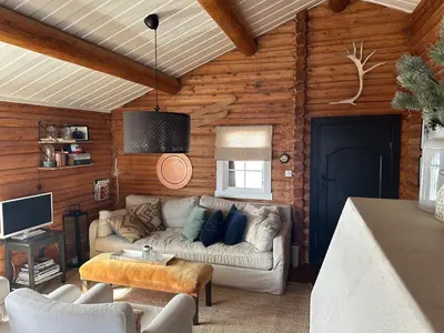 a living room with a couch and a tv at Chalet Skogshorn in Markegardlian