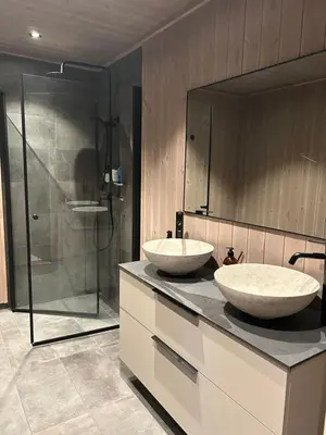 two sinks on a counter in a bathroom with a shower at Eksklusiv hytte Musdalsseter in Mo